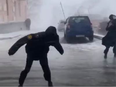  Nezapamćeno nevrijeme u Rusiji: Naleti vjetra do čak 136 kilometara na sat, ljudi i objekti padaju kao pokošeni! (VIDEO) 