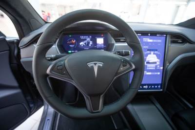  Tesla povlači auta zbog volana 