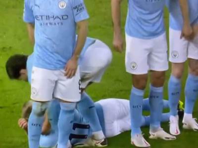  Lvierpul - Mančester siti Jedan legao na travu, drugi ga vukao za glavu! VIDEO 