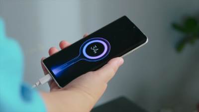  Da li je punjenje telefona preko noći štetno za bateriju? Istina ili laž, evo šta kaže "velika trojka" 