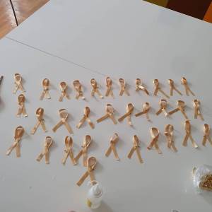  Simbol borbe protiv malignih bolesti djece: Hrabri mališani izradili zlatne trakice 