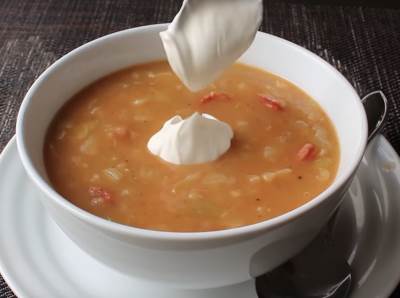  Starisnki recept koji svako može da spremi: Mađarska čorba od kelja s kobasicama i krompirom - cijeli obrok u činiji! 