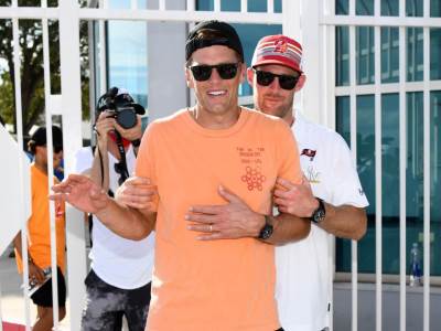  Tom Brejdi pijan "kao majka" na proslavi: Jedva hodao, bacao trofej sa broda na brod! (VIDEO) 