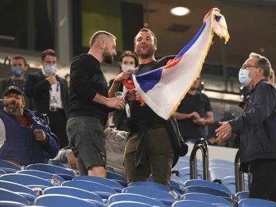  Srbi izbačeni sa stadiona, Novak morao da igra u tišini: Uzalud negodovanja i zvižduci, morali su da napuste igralište 