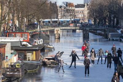  Klizači i šetači uživaju na zaleđenim amsterdamskim kanalima 