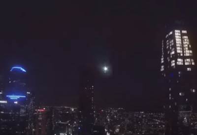  Uočen meteor na nebu iznad Melburna! Ljudi sa oduševljenjem posmatrali prizor: "Ovo se viđa jednom u životu" (VIDEO) 