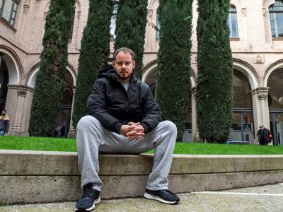  Poznati reper izbjegava hapšenje! Zatvorio se unutar univerziteta (VIDEO) 