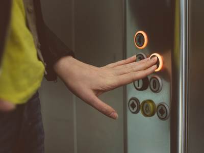  Svaki lift ima dugme koje ne služi ničemu, a svi ga pritiskaju! 