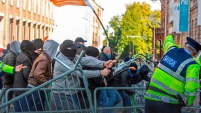  Dablin: Stotine građana na ulicama, sukobili se sa policijom 