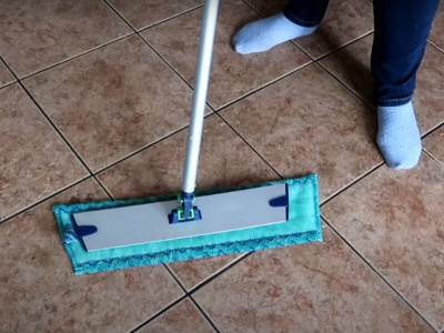  Kineskinje koriste tajni sastojak za čišćenje podova: 1 neočekivana "ženska" stvar moćno skuplja prašinu! 