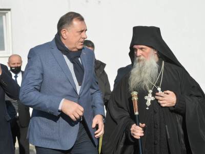  Dodik uručio dar za obnovu srpske škole u Jasenovcu 