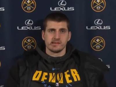  nikola-jokic-smijesni-video-reakcija-izvini-brate-usta-snimak-tviter 
