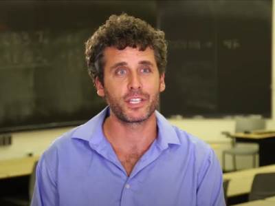  Upoznajte "Sperminatora", profesora koji putuje po svijetu i pravi djecu, usluge naplaćuje u poljupcima 