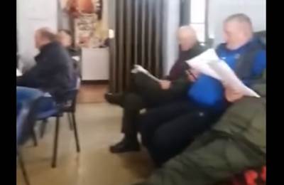  “Kao da polažu zakletvu”: Snimak iz komšiluka postao pravi hit na mrežama, ovako se uči engleski! (VIDEO) 