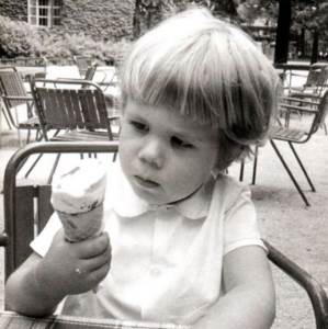  Prepoznajete li dječaka sa slike? Jedan je od naših najpoznatijih glumaca, a talenat je naslijedio od oca! (FOTO) 