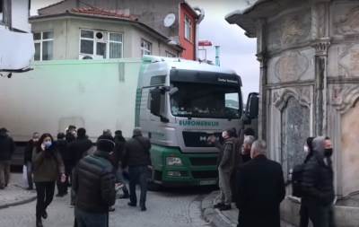  Haos u Istanbulu zbog srpskog kamiondžije: Izvlačili ga kranom, nikom nije jasno kako je ovo uspio (VIDEO) 