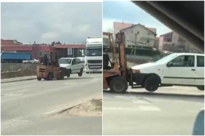  Neobičan prizor iz Posušja: Viljuškarom u rikverc "provozao" automobil 