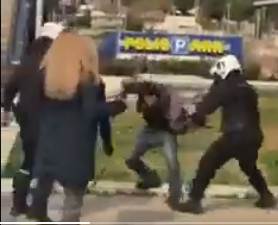  Uznemirujući snimci sa ulica Atine: Policajci brutalno tuku građane koji izlaze uprkos "zaključavanju" (VIDEO) 