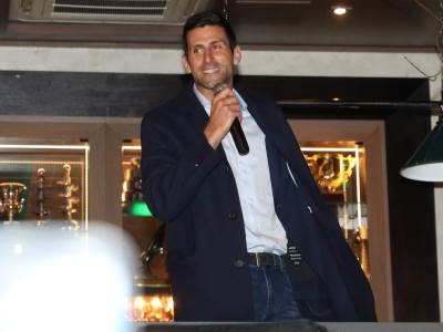  Veseli se srpski rode! Novak Đoković zapjevao patriotski hit i oduševio navijače! (VIDEO) 