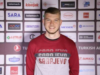  Adnan Kanurić potpisao za Notingem Forest 