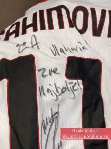  Zlatan Ibrahimovič poklon dres Dušan Vlahović Fiorentina - Milan 