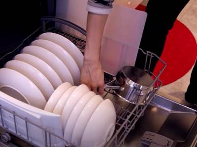  Žena pokazala jedan potez koji će napraviti više prostora u mašini za sudove! (VIDEO) 