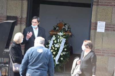  Vijenac od bijelih ruža i na njemu riječi koje slamaju srca: Ovako se od Vlaste oprostila njegova Nada! (FOTO) 