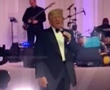  Tramp nepozvan došao na vjenčanje, pa pričao o Bajdenu! "Da li sam vam nedostajao?" (VIDEO) 