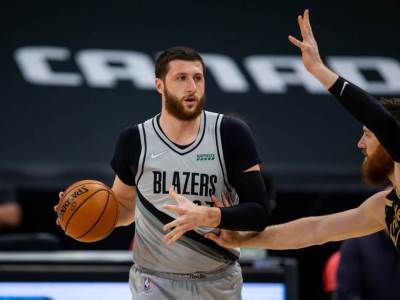  jusuf-nurkic-kosarkas-tuzba-smece-preko-ograde-oregon-nba 