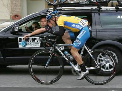  lens armstrong koristio motor na biciklu pored dopinga 