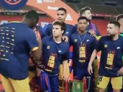  usman-dembele-izbacen-sa-fotografije-barselona-kup-kralja-trofe 