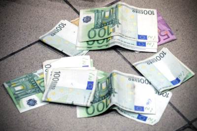  Lažne novčanice od 50 i 100 evra pronađene kod 19ogodišnjaka iz Poreča 