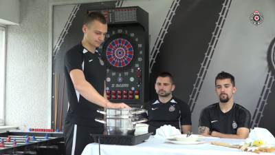  fudbaleri partizana farbaju jaja za vaskrs 