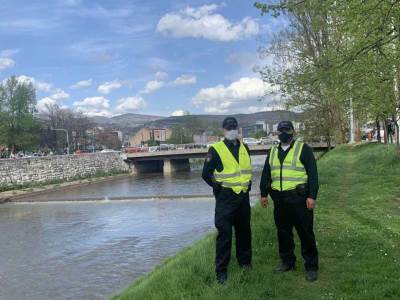  Sarajevski policajci spasili muškarca koji je skočio s mosta 