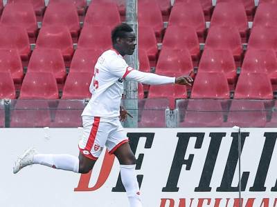  mario-baloteli-monca-golovi 