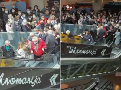  Opšti haos u redu za vakcinaciju (i besplatne vaučere) u Beogradu (FOTO) 