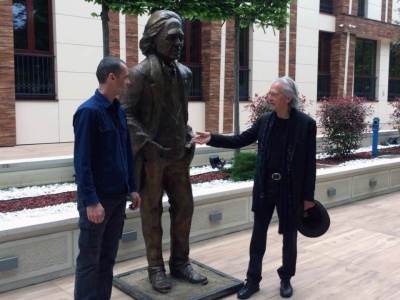  Peter Handke posjetio spomenik posvećen njemu, djelo vajara Bojana Mikulića 