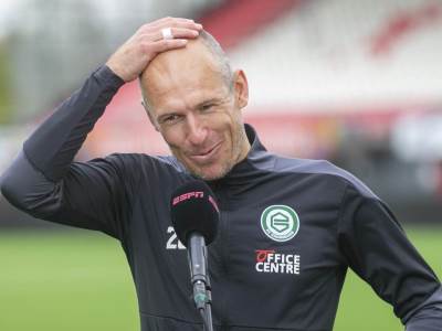  arjen roben sa utakmice kući ide biciklom 