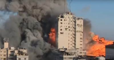  Novinar prenosio uživo bombardovanje solitera u Gazi pa zamalo i sam nastradao (VIDEO) 