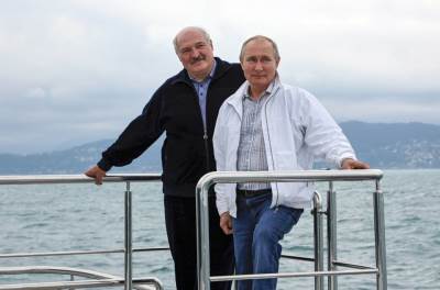  Urnebesna fotografija Lukašenka: Zbog Putina uskočio u hladno more (FOTO) 