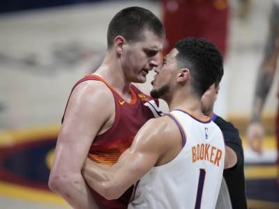  nikola jokić isključen zbog grubog faula na meču denver finiks 