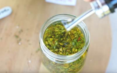  Ulje od kantariona je melem za opekotine, kosu i akne, a lako se pravi (RECEPT) 