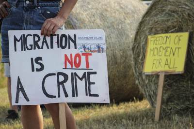  Sletio u jarak, pa pokušao da pobjegne: Policija u kombiju zatekla 26 migranata 