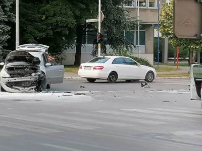  Saobraćajna nesreća u centru Banjaluke zapalilo se auto 