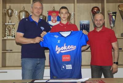  Košarkaš Igokee Ognjen Radošić ubacio 38 poena za Srbiju protiv Španije 