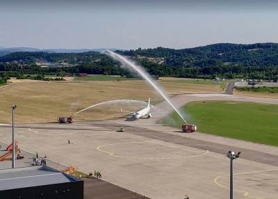  Na aerodromu Banjaluka svečano dočakan prvi avion iz Tivta (FOTO) 