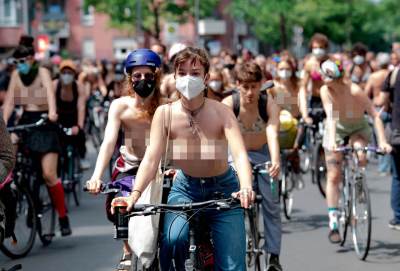  Hiljade žena se skinulo na ulicana Berlina: Protesti za "oslobađanje" bradavica, goli ljudi okupirali grad! (FOTO) 