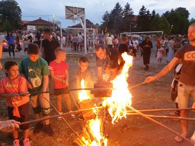  Ugljevik: U tradicionalnom lilanju učestvovalo 165 djece 