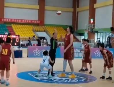  Kineska-devojcica-kosarkasica-visoka-224-centimetara-VIDEO 