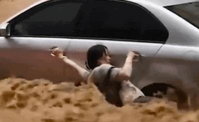  Dramatični snimci poplava u Kini: Bujice nose vozila i ljude (VIDEO) 